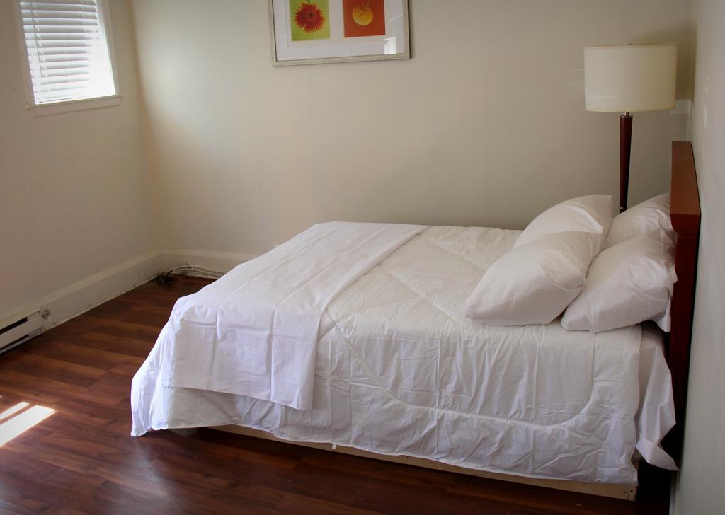 Toronto Central Hotel Room photo