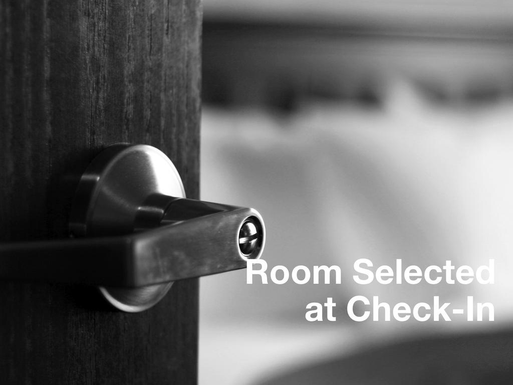 Toronto Central Hotel Room photo